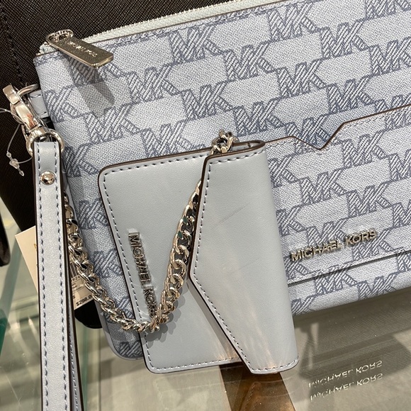 MICHAEL KORS JET SET ITEM LG 2 in 1 CARD CASE & WRISTLET
Pale Blue 
NWT - Picture 14 of 16